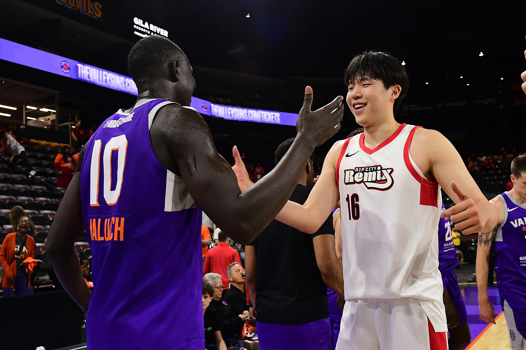 开云体育-中国官网登录入口-好兄弟境遇大不同！马卢阿奇29分01秒砍18分14板 杨瀚森打1分39秒